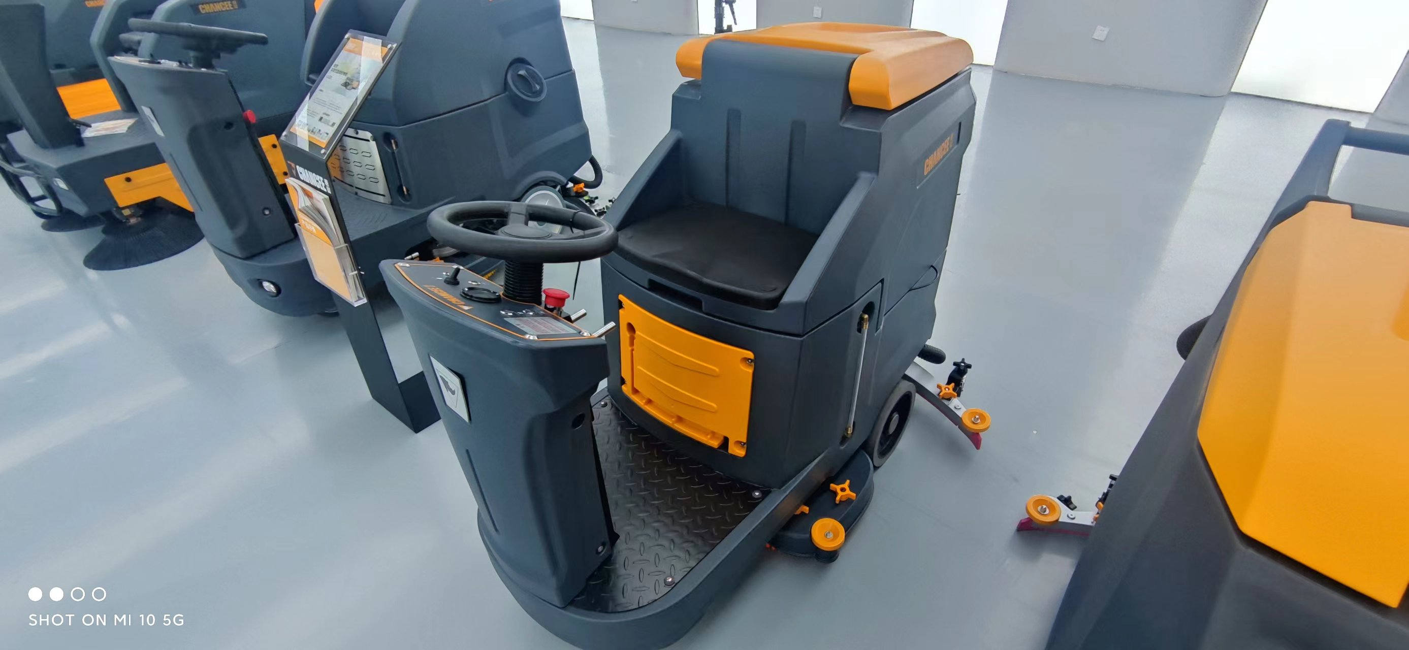 怎么選擇大型洗地機的廠家品牌?