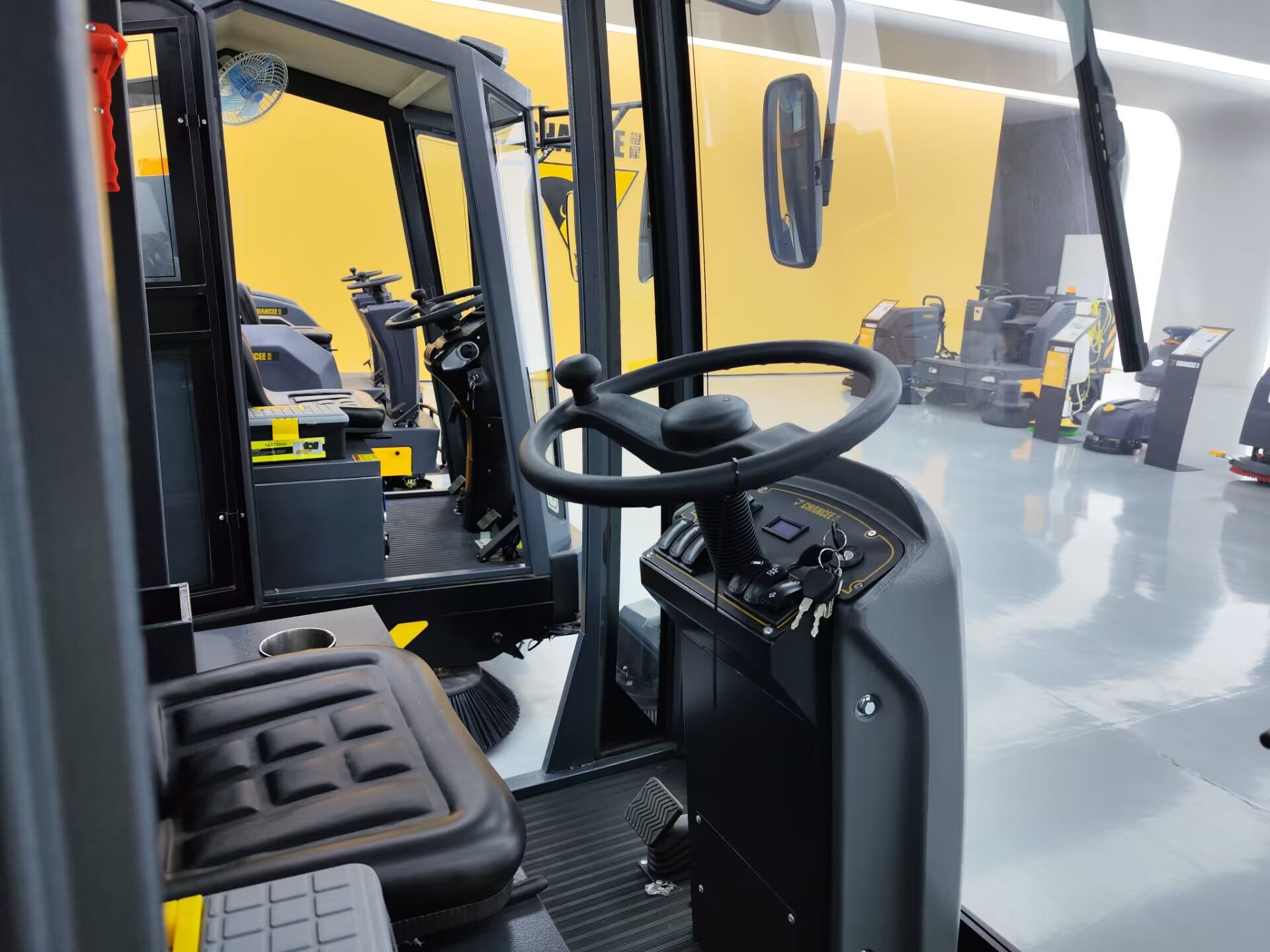 駕駛式掃地機在度假區(qū)使用 駕駛式掃地機在度假區(qū)使用